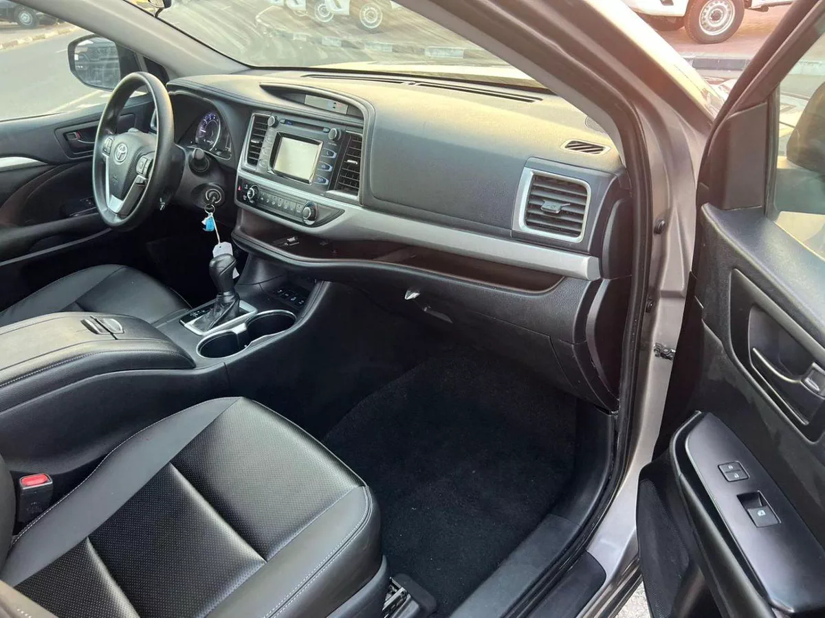 Toyota Highlander LE 2019 Toyota Highlander 3.5L V6 - AWD 4x4 - Rear Camera - Leather seat 7 --21-0