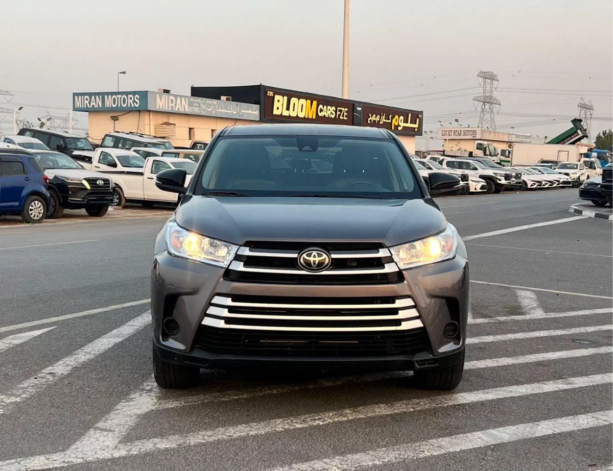 Toyota Highlander LE 2019 Toyota Highlander 3.5L V6 - AWD 4x4 - Rear Camera - Leather seat 7 --2-0