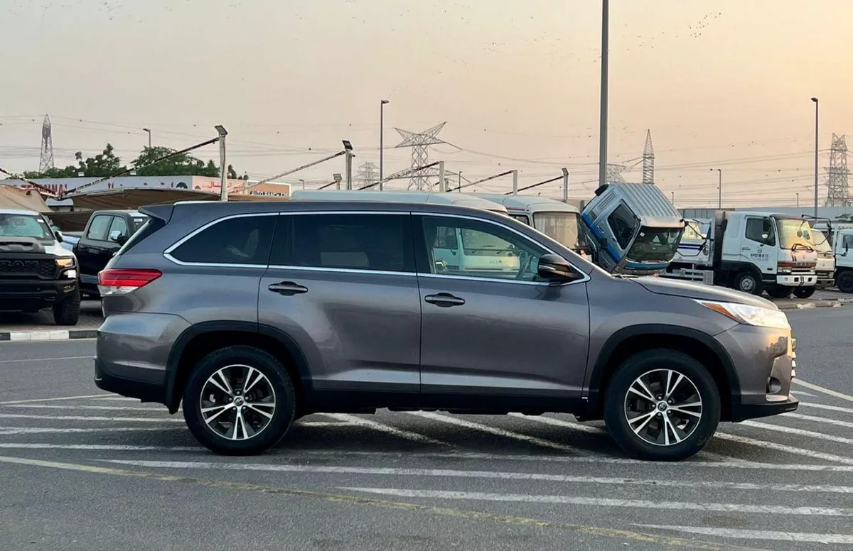 Toyota Highlander LE 2019 Toyota Highlander 3.5L V6 - AWD 4x4 - Rear Camera - Leather seat 7 --3-0
