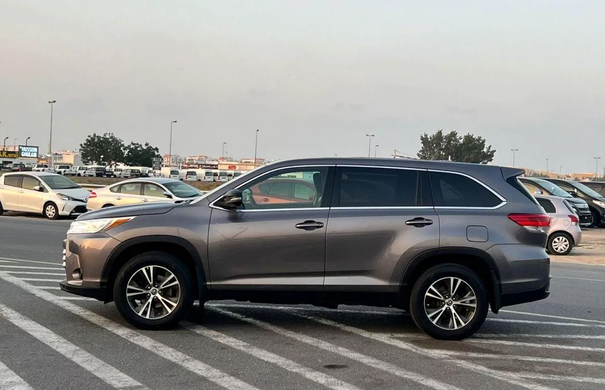 Toyota Highlander LE 2019 Toyota Highlander 3.5L V6 - AWD 4x4 - Rear Camera - Leather seat 7 --4-0