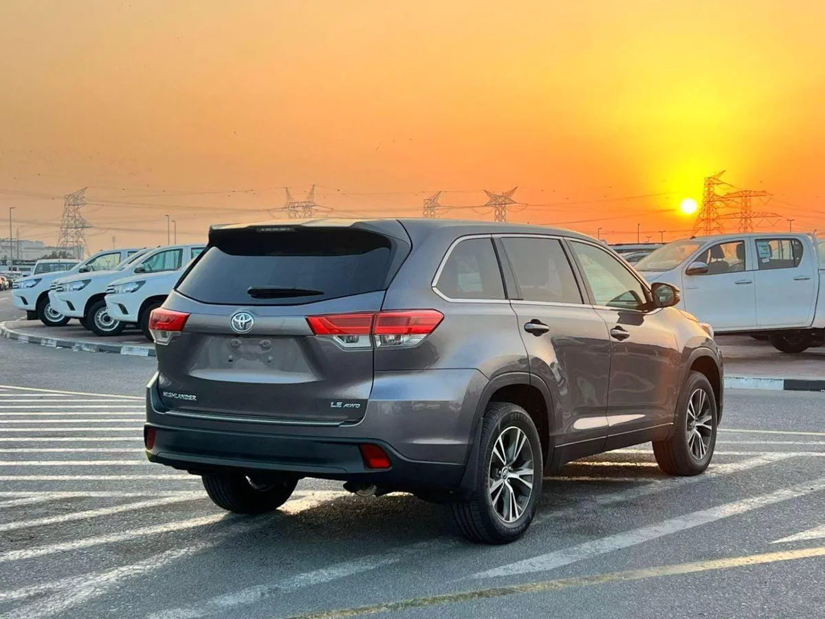 Toyota Highlander LE 2019 Toyota Highlander 3.5L V6 - AWD 4x4 - Rear Camera - Leather seat 7 --5-0