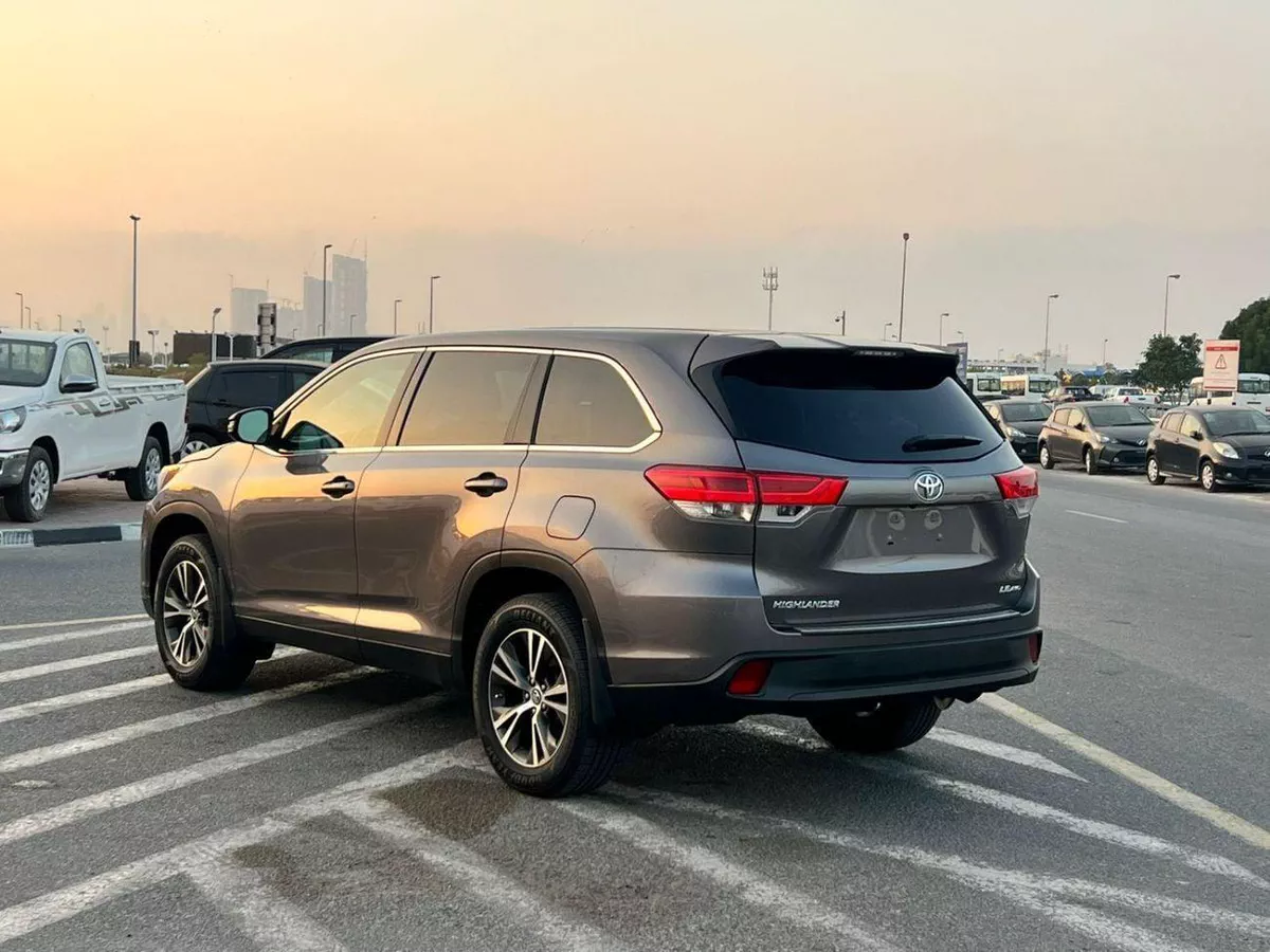 Toyota Highlander LE 2019 Toyota Highlander 3.5L V6 - AWD 4x4 - Rear Camera - Leather seat 7 --6-0