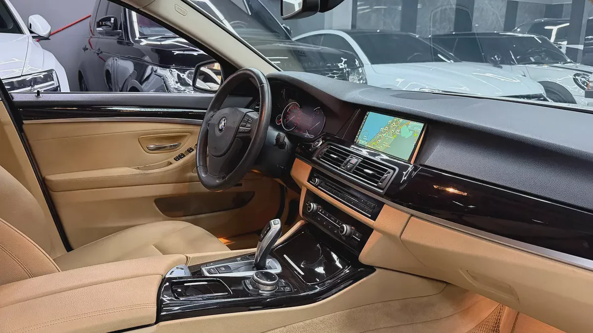 BMW 5-Series 520i Executive 2015 | GCC Specs | Low Mileage-10-10