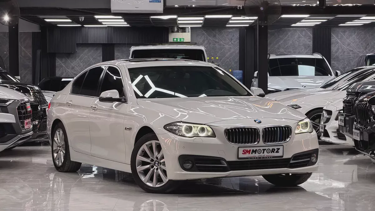 BMW 5-Series 520i Executive 2015 | GCC Specs | Low Mileage