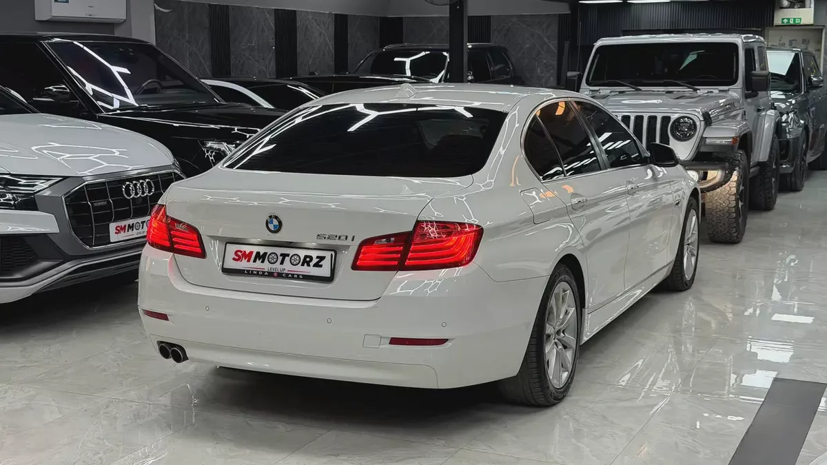 BMW 5-Series 520i Executive 2015 | GCC Specs | Low Mileage-6-6