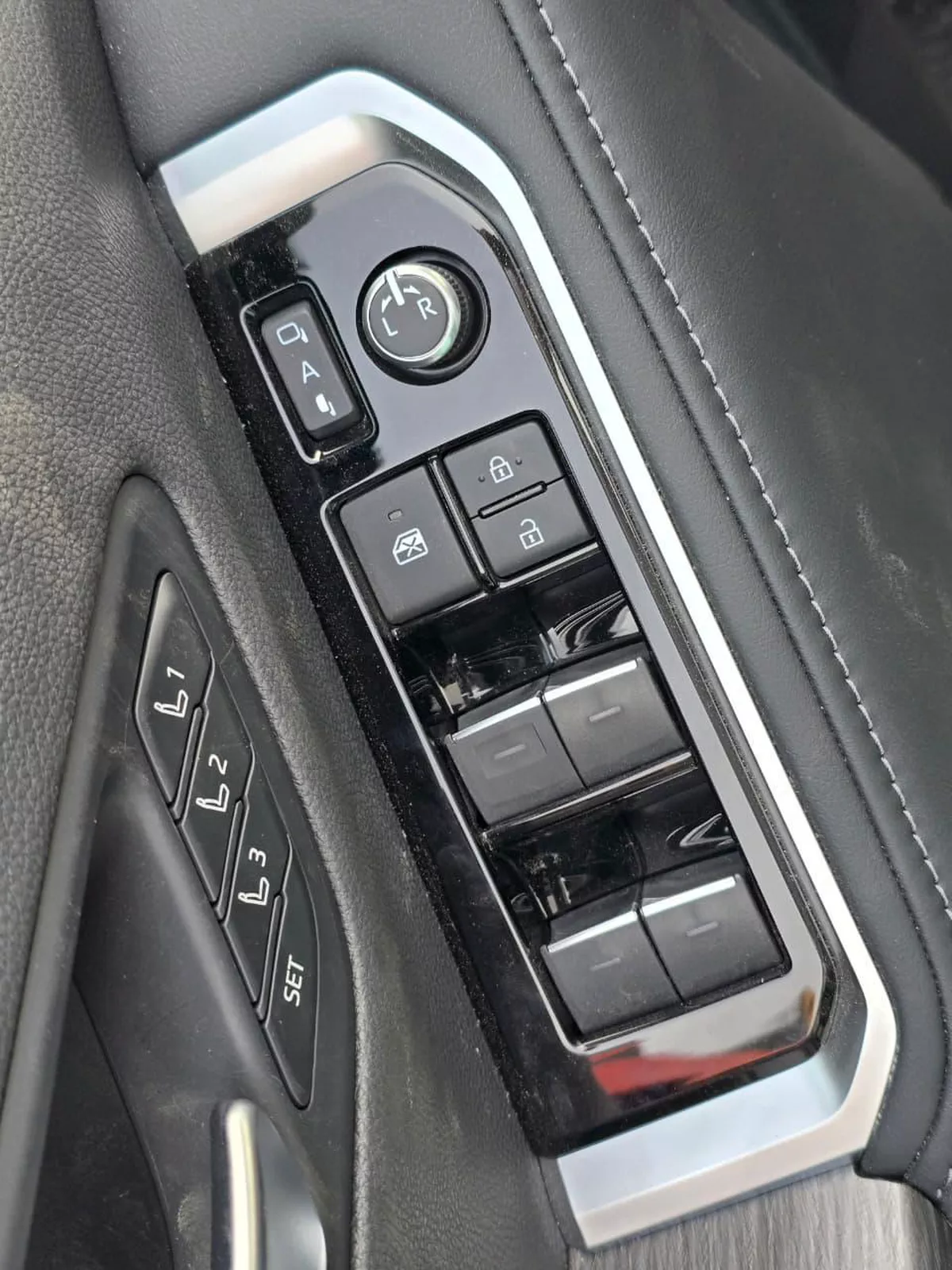TOYOTA LAND CRUISER LC300 VXR 3.3L-8-8