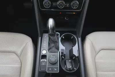 VOLKSWAGEN TERAMONT SEL V6 4MOTION - GCC SPECS - FULL SERVICE HISTORY FROM AGENCY - ACCIDENT FREE --14