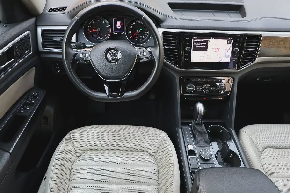 VOLKSWAGEN TERAMONT SEL V6 4MOTION - GCC SPECS - FULL SERVICE HISTORY FROM AGENCY - ACCIDENT FREE --12-12