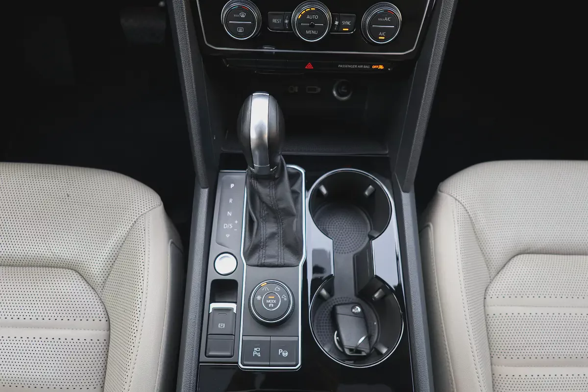 VOLKSWAGEN TERAMONT SEL V6 4MOTION - GCC SPECS - FULL SERVICE HISTORY FROM AGENCY - ACCIDENT FREE --14-14