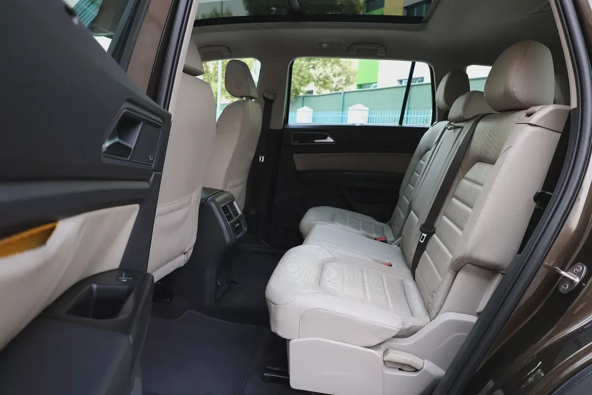 VOLKSWAGEN TERAMONT SEL V6 4MOTION - GCC SPECS - FULL SERVICE HISTORY FROM AGENCY - ACCIDENT FREE --17-17