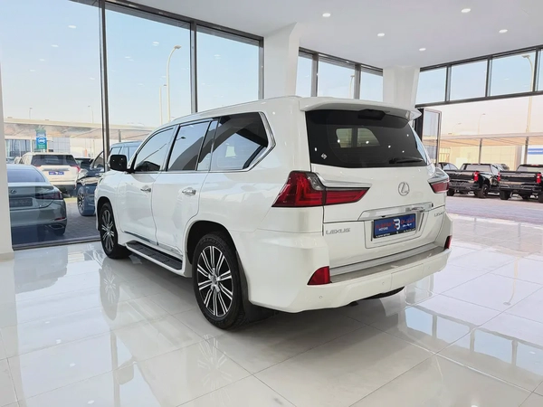 لكزس LX570 بلاتينيوم ابيض / بيج 2020 (الفطيم)