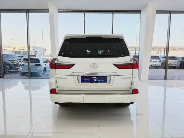 لكزس LX570 بلاتينيوم ابيض / بيج 2020 (الفطيم)