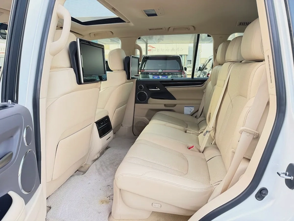 لكزس LX570 بلاتينيوم ابيض / بيج 2020 (الفطيم)