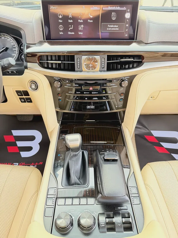 لكزس LX570 بلاتينيوم ابيض / بيج 2020 (الفطيم)