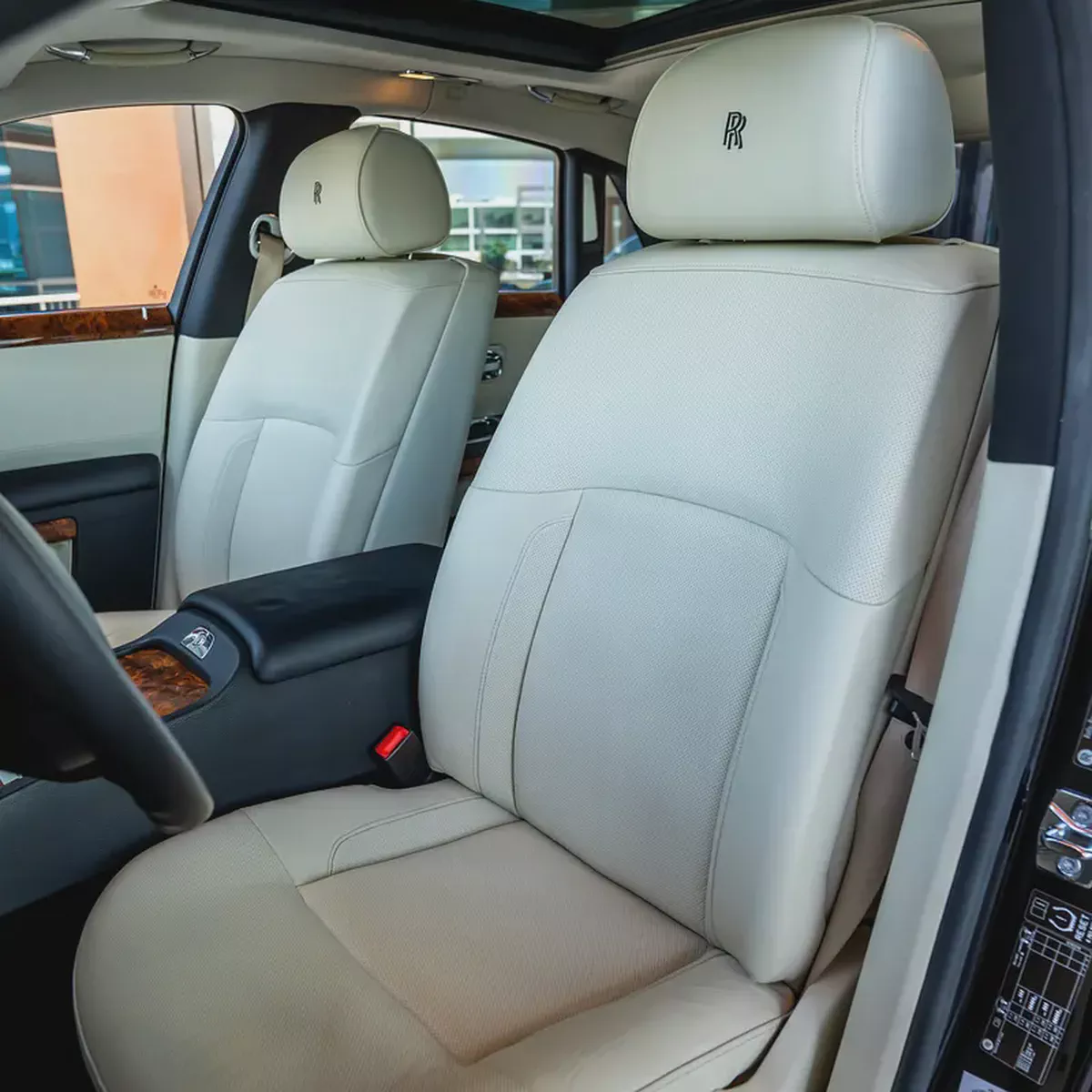 ROLLS ROYCE GHOST  2010  GCC DONE ONLY 30,000KM-11-11