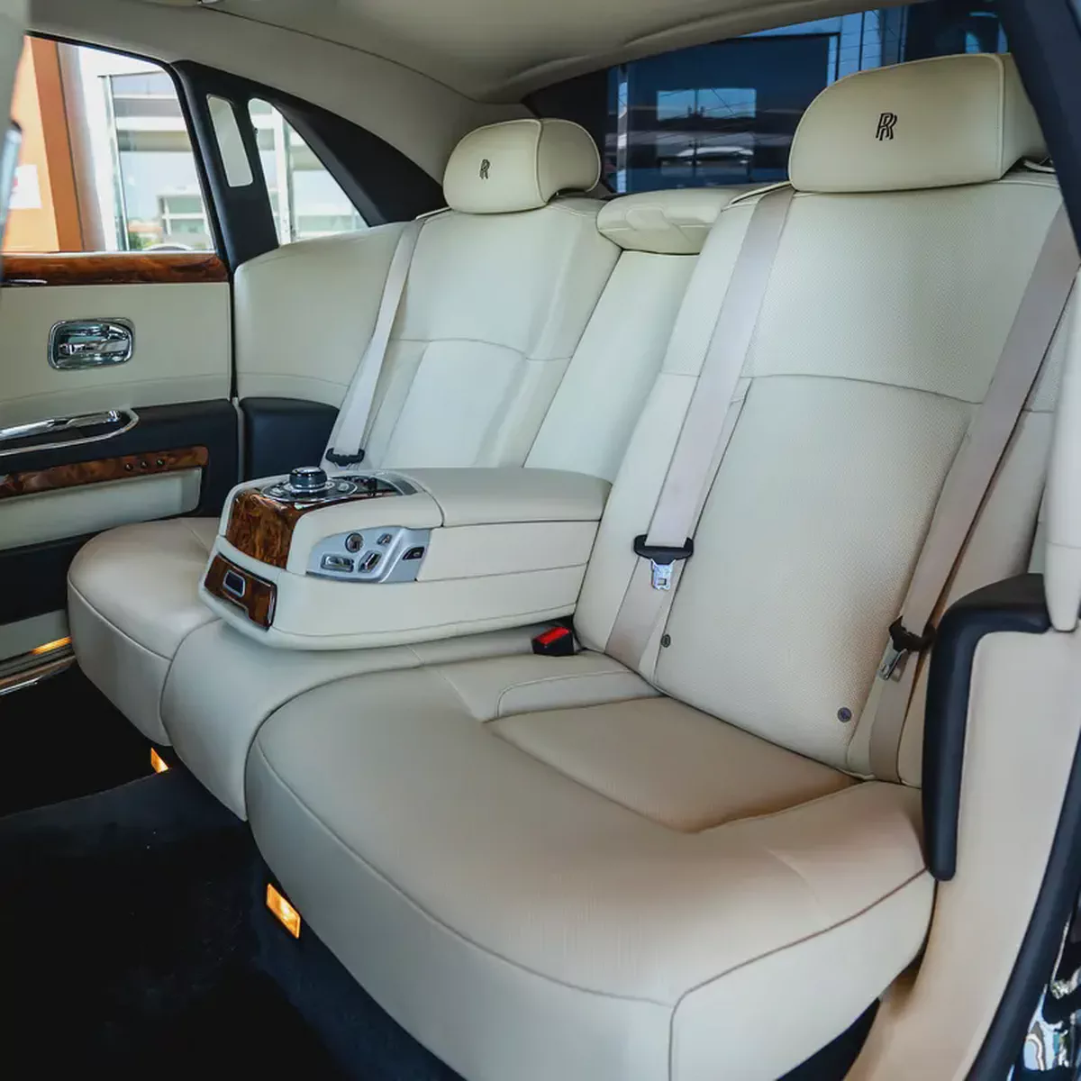 ROLLS ROYCE GHOST  2010  GCC DONE ONLY 30,000KM-13-13