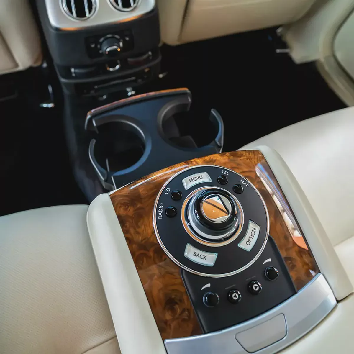 ROLLS ROYCE GHOST  2010  GCC DONE ONLY 30,000KM-18-18