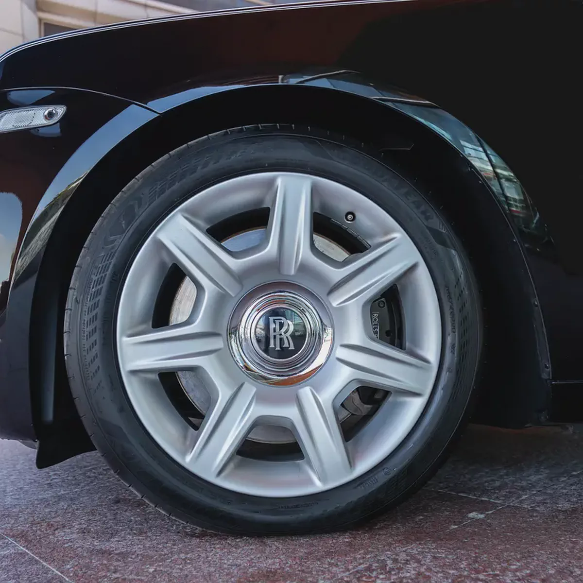 ROLLS ROYCE GHOST  2010  GCC DONE ONLY 30,000KM-19-19