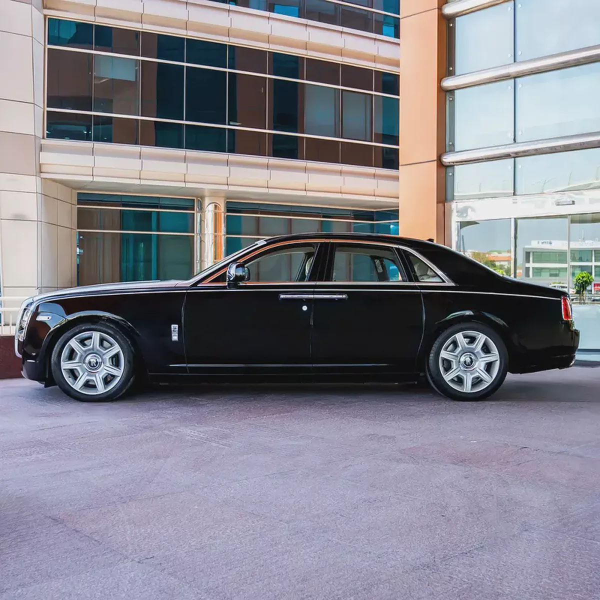 ROLLS ROYCE GHOST  2010  GCC DONE ONLY 30,000KM-5-5