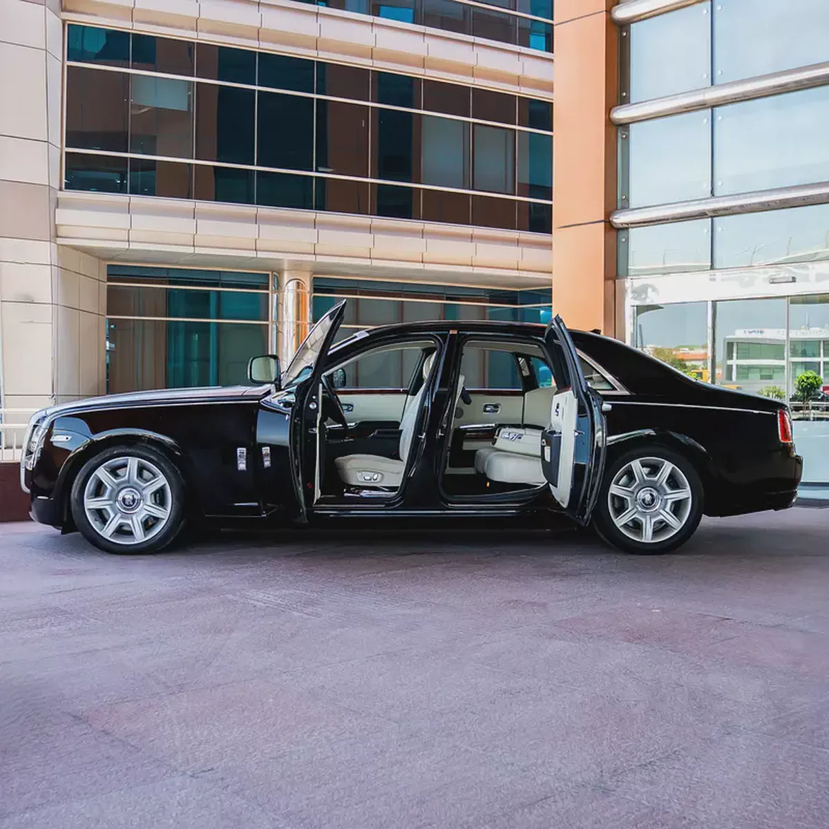 ROLLS ROYCE GHOST  2010  GCC DONE ONLY 30,000KM-6-6