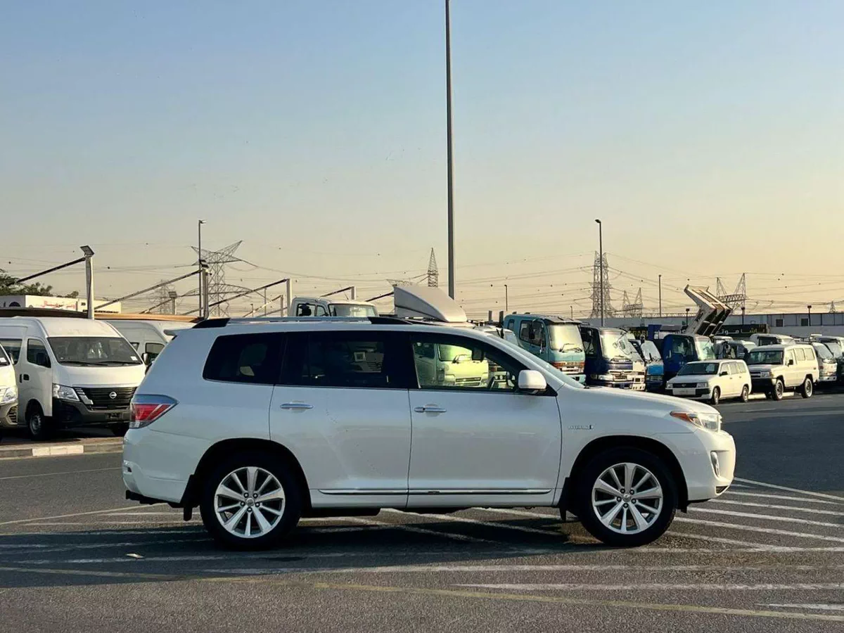 Toyota Highlander  2013 Toyota Highlander Hybrid 3.5L V6 - Rear Camera Leather Seat - Sunroof-8-0