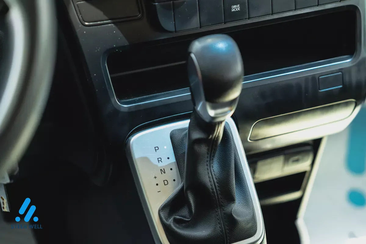 2023 Hyundai Staria Premium - GCC Specs - Like New!-14-14