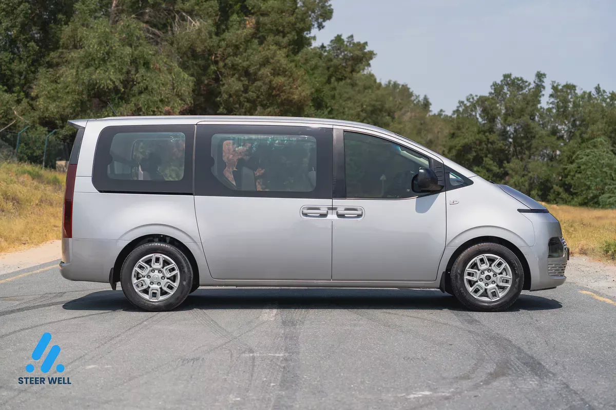 2023 Hyundai Staria Premium - GCC Specs - Like New!-3-3