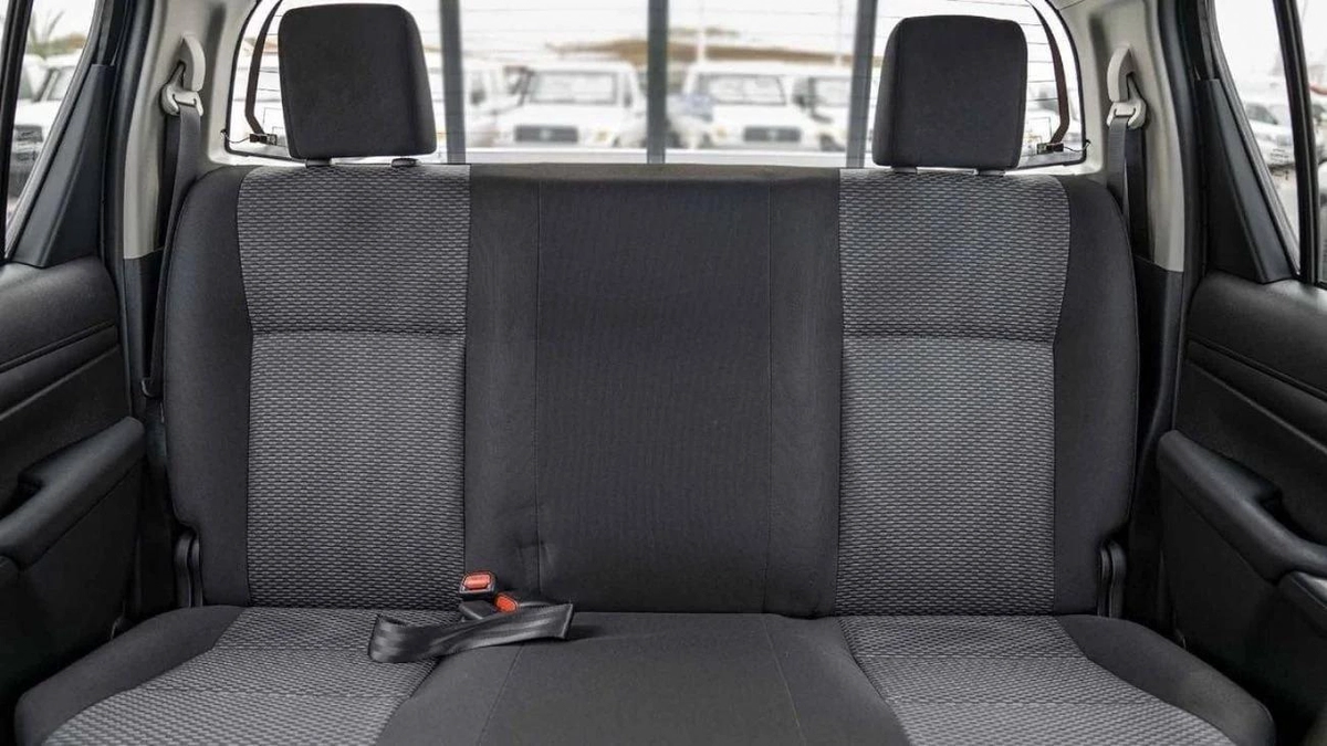 Toyota Hilux Toyota Hilux 2.4 Manual Mid Option 2025-10-10