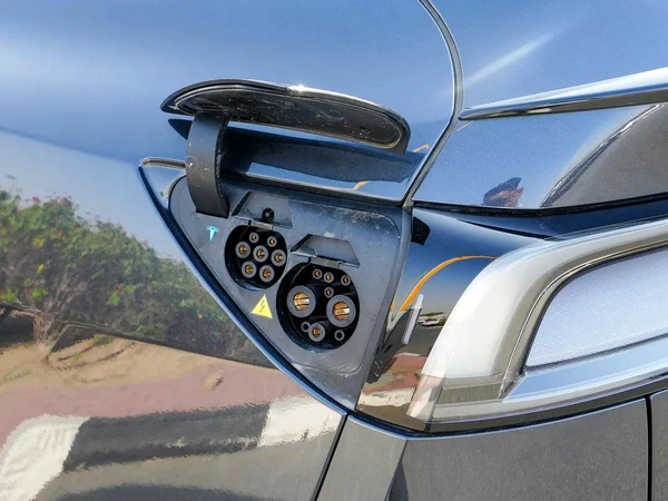 2025 TESLA MODEL YL AWD 7-SEATS LONG RANGE BRAND NEW 0KM