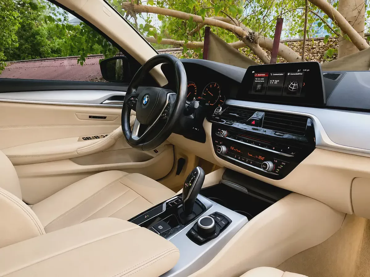 BMW 5-Series 520i Exclusive 2020 GCC Specs - Pristine Condition-8-8