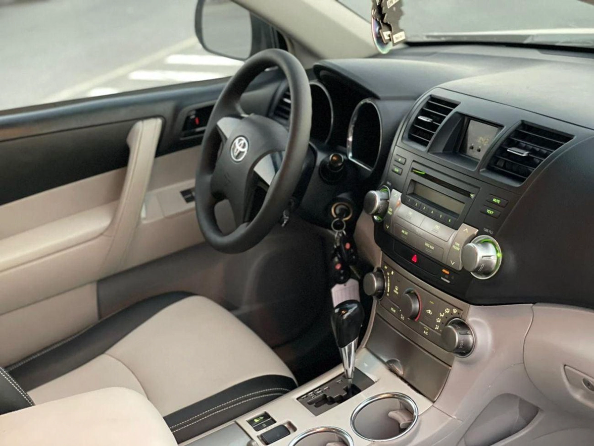 Toyota Highlander 2012 Toyota Highlander 4x4 - 3.5L V6 MidOption+ 7 Leather Seats Great Condition --11-0
