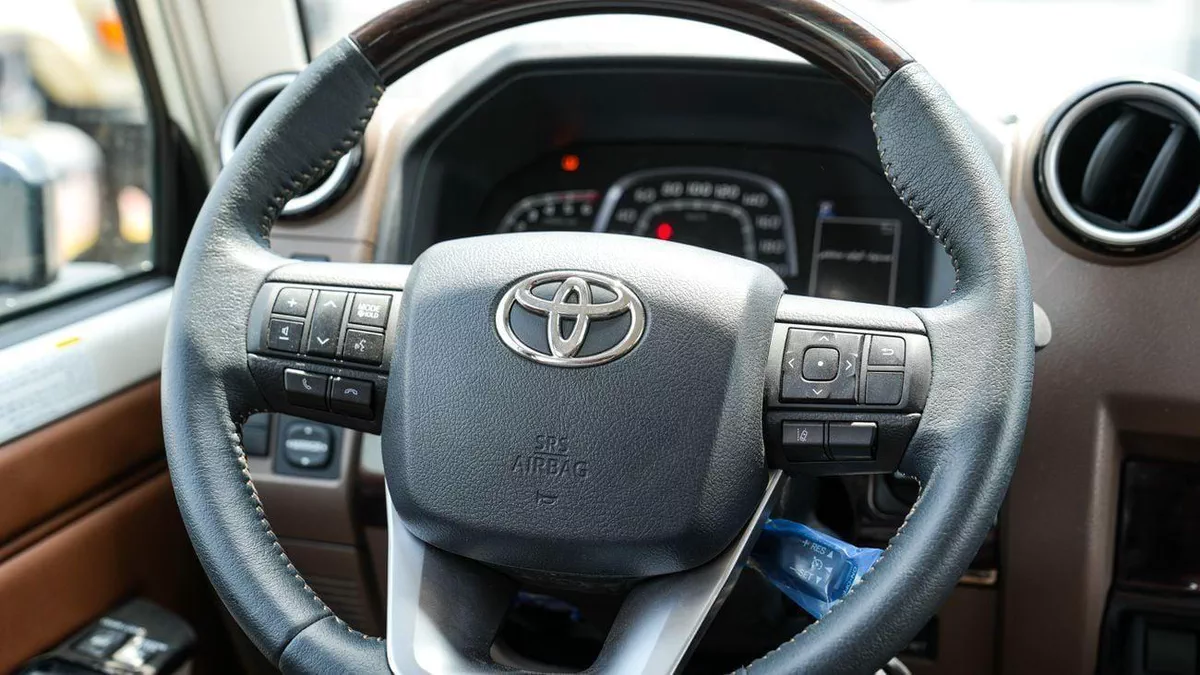 Toyota Land Cruiser Pick Up LC79 DC 2.8L DSL 25YM FULL AT-4-0