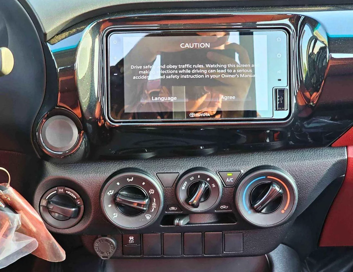 Toyota Hilux GL SINGLE CABIN BASIC / 5 + 2 HOOKS LONG BODY / 2.4L DIESEL M/T / PWR WINDOWS (CODE # DMSC)-11-0