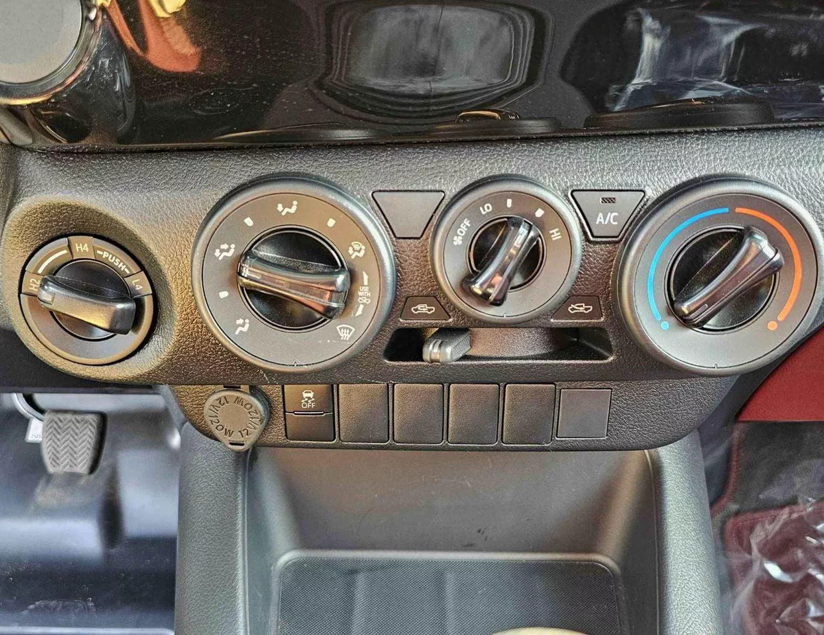 Toyota Hilux GL SINGLE CABIN BASIC / 5 + 2 HOOKS LONG BODY / 2.4L DIESEL M/T / PWR WINDOWS (CODE # DMSC)-12-0