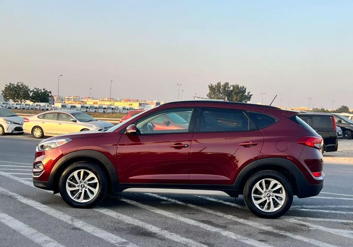 Hyundai Tucson GL 2017 Hyundai Tucson 2.0L V4 - Panoramic Sunroof - AWD 4x4 - Rear Camera - Leather seats-3-0