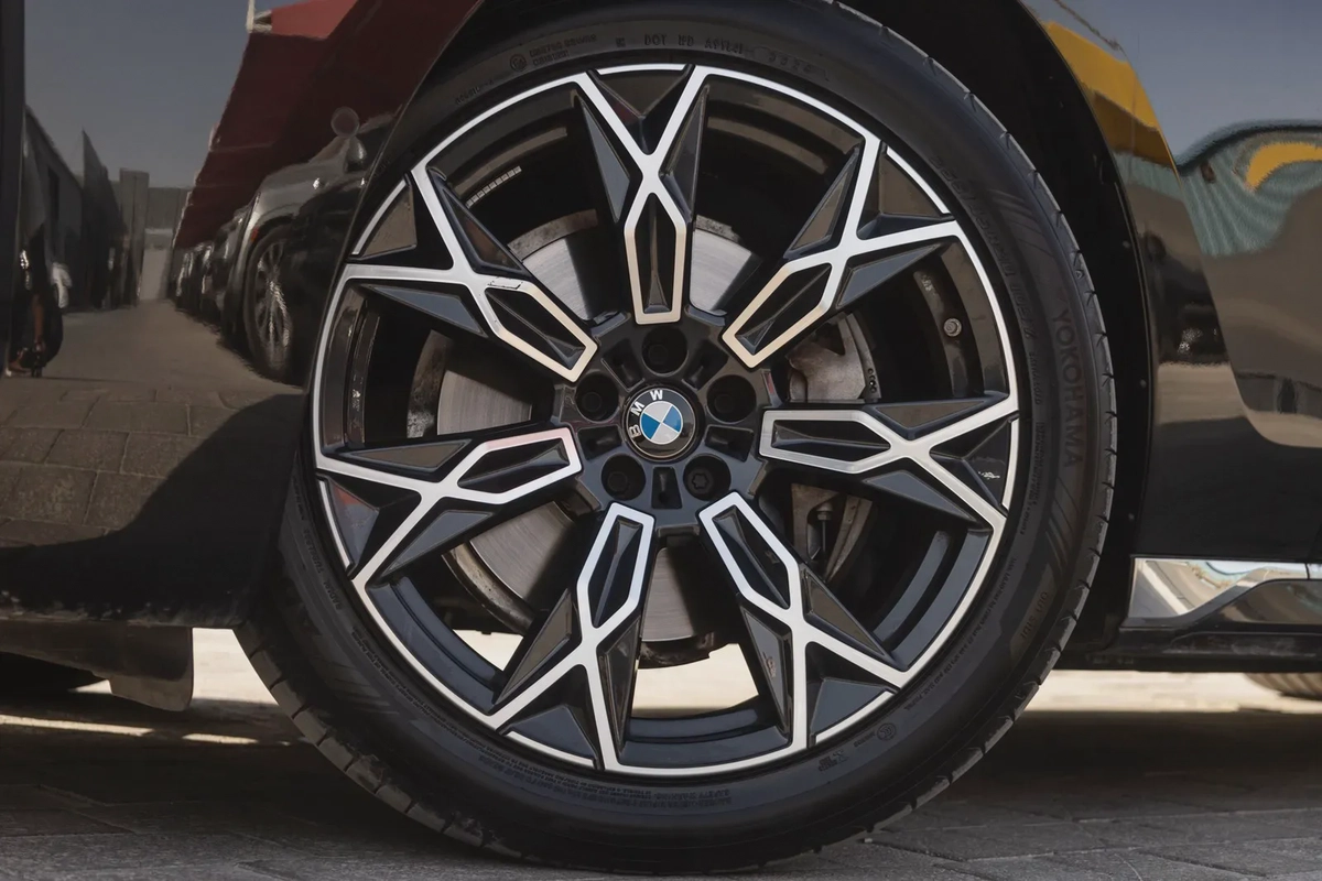 BMW 7 Series 735 2026-19-19