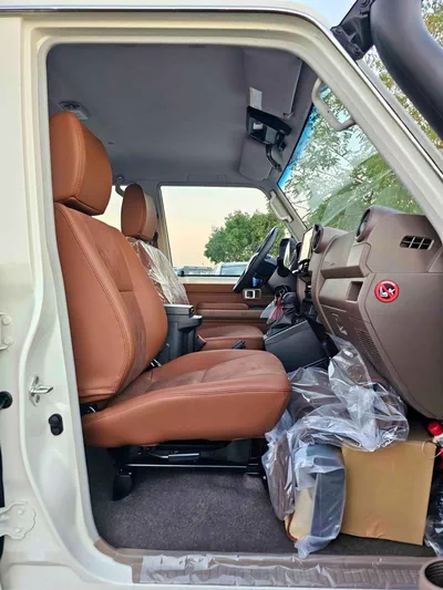 Toyota Land Cruiser 70 HT VXR LX LC76 5 DOORS / 4.0L V6 PETROL A/T / LEATHER SEATS / DVD+CAMERA / PWR WINDOWS & LOCKS (CODE # H76P-10