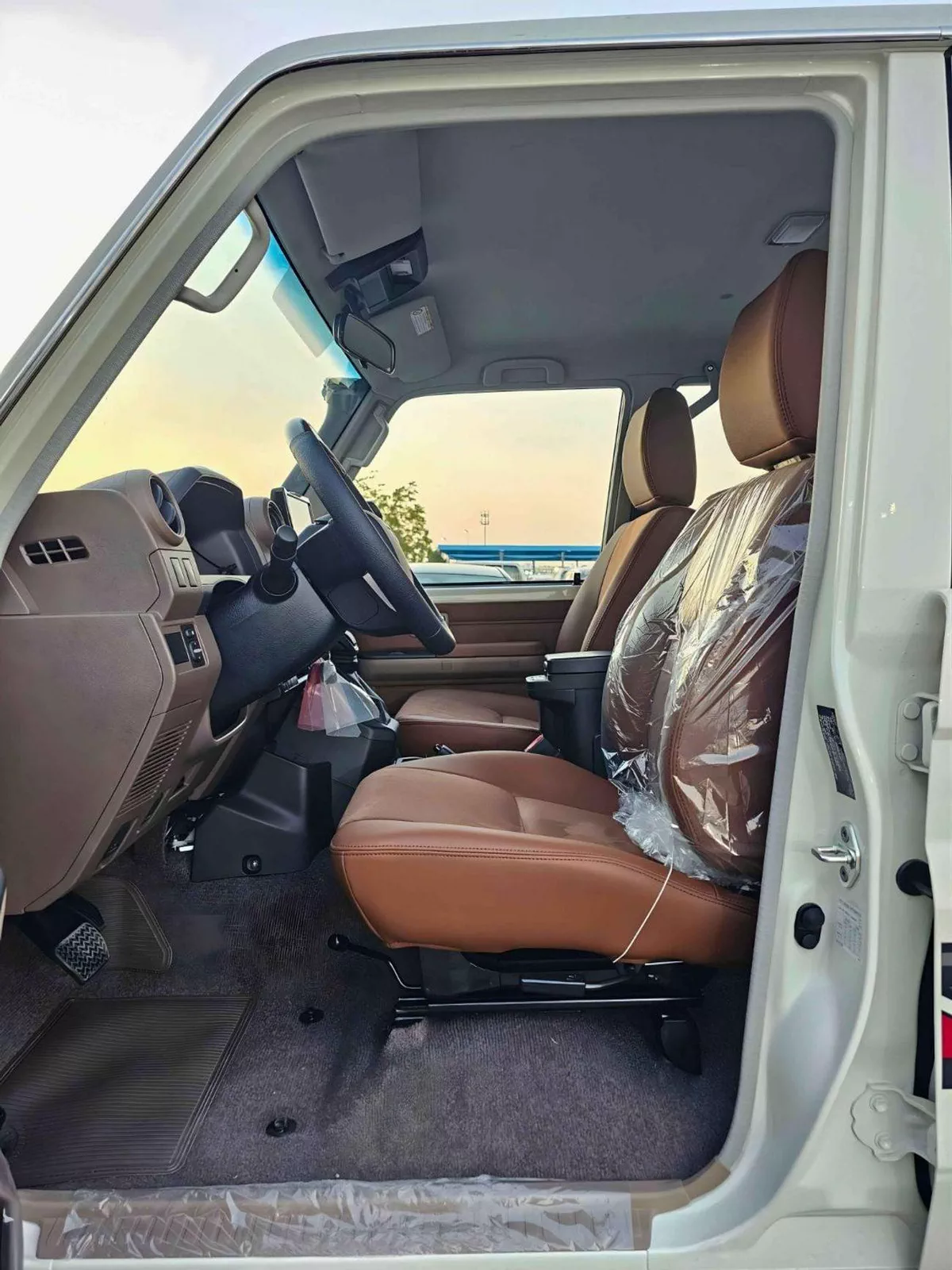 Toyota Land Cruiser 70 HT VXR LX LC76 5 DOORS / 4.0L V6 PETROL A/T / LEATHER SEATS / DVD+CAMERA / PWR WINDOWS & LOCKS (CODE # H76P-9-0