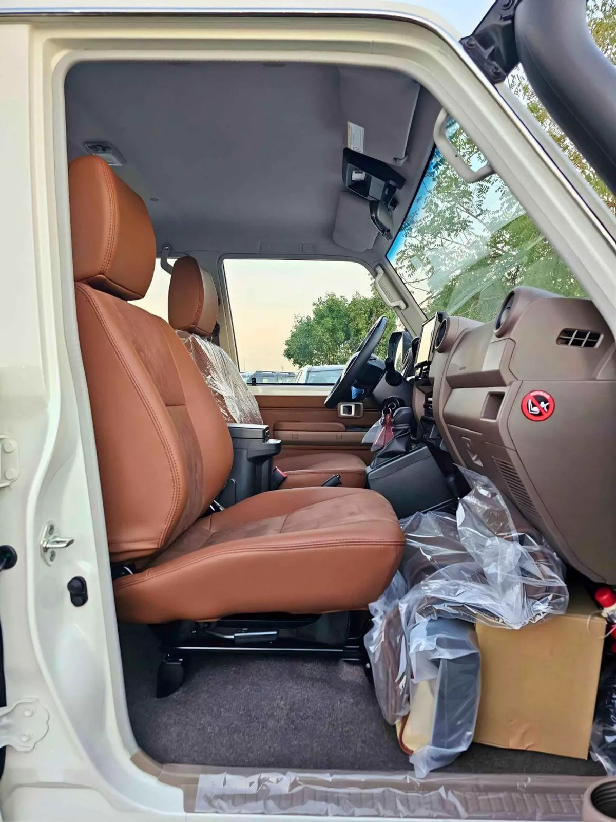 Toyota Land Cruiser 70 HT VXR LX LC76 5 DOORS / 4.0L V6 PETROL A/T / LEATHER SEATS / DVD+CAMERA / PWR WINDOWS & LOCKS (CODE # H76P-10-0
