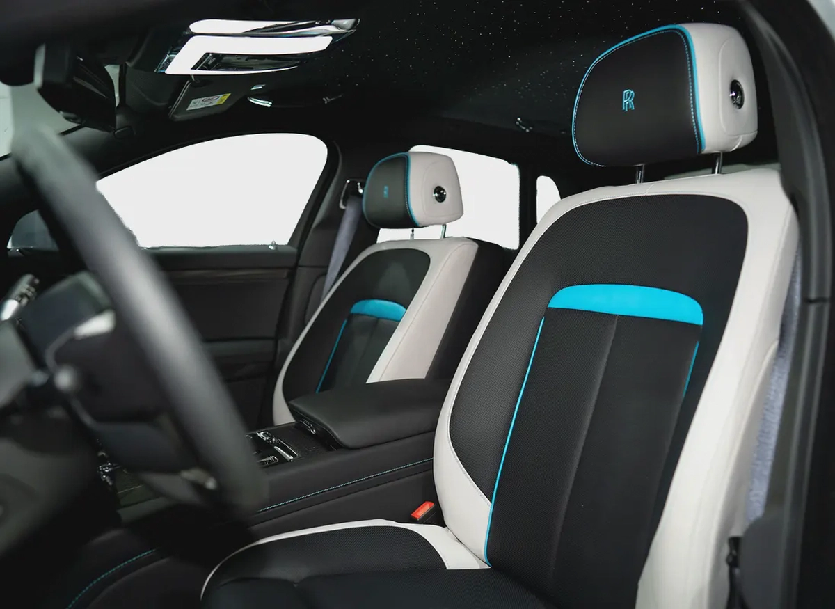 2024 ROLLS ROYCE GHOST BLACK BADGE | DELIVERY MILEAGE | STARLIGHT | REAR TVS | CARBON RIMS-7-7