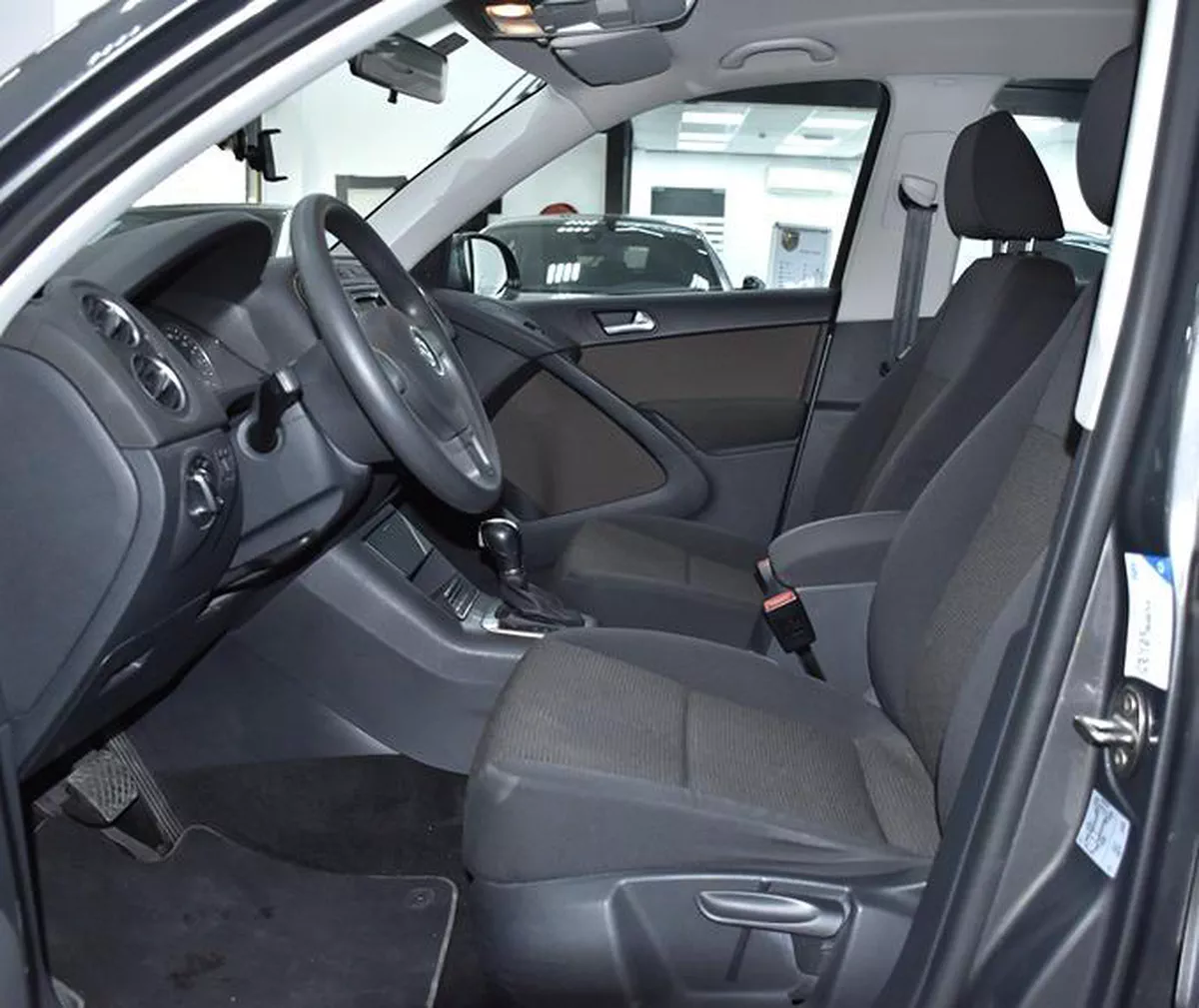 FULL AGENCY SERVICE HISTORY! Volkswagen Tiguan ( 2016 Model ) in Grey Color GCC Specs-10-10