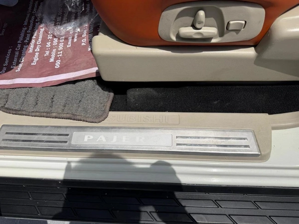 Mitsubishi Pajero 3.5L Petrol | RockFord System | Sunroof | Platinum Edition