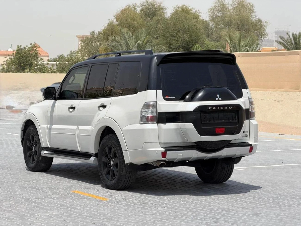Mitsubishi Pajero 3.5L Petrol | RockFord System | Sunroof | Platinum Edition