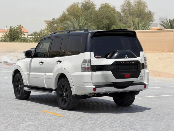 Mitsubishi Pajero 3.5L Petrol | RockFord System | Sunroof | Platinum Edition