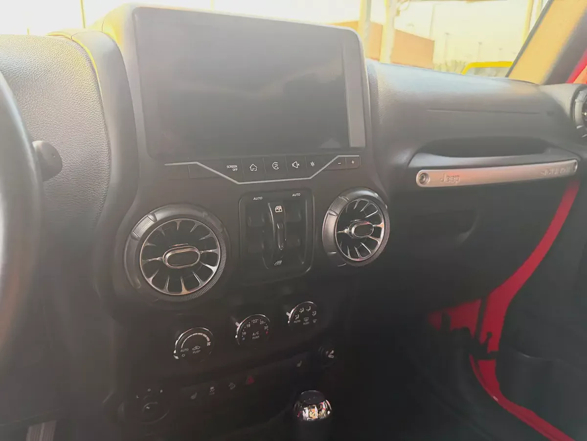 Jeep Wrangler Sahara 2017 - GCC Specs -Well Maintained-11-11