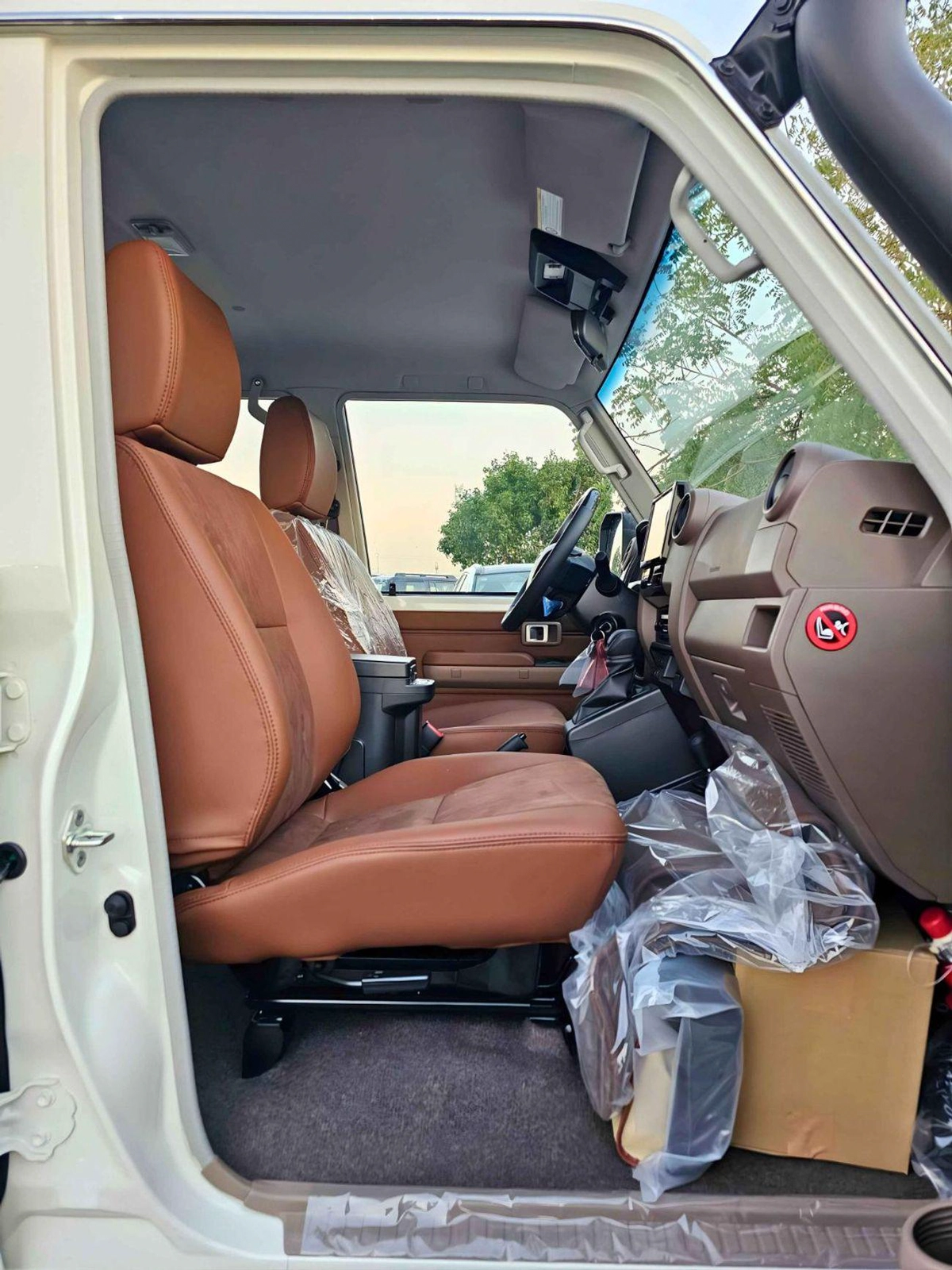 Toyota Land Cruiser 70 LX LC76 5 DOORS / 4.0L V6 PETROL A/T / LEATHER SEATS / DVD+CAMERA/PWR WINDOWS & LOCKS (CODE#H76PAF)-10-0