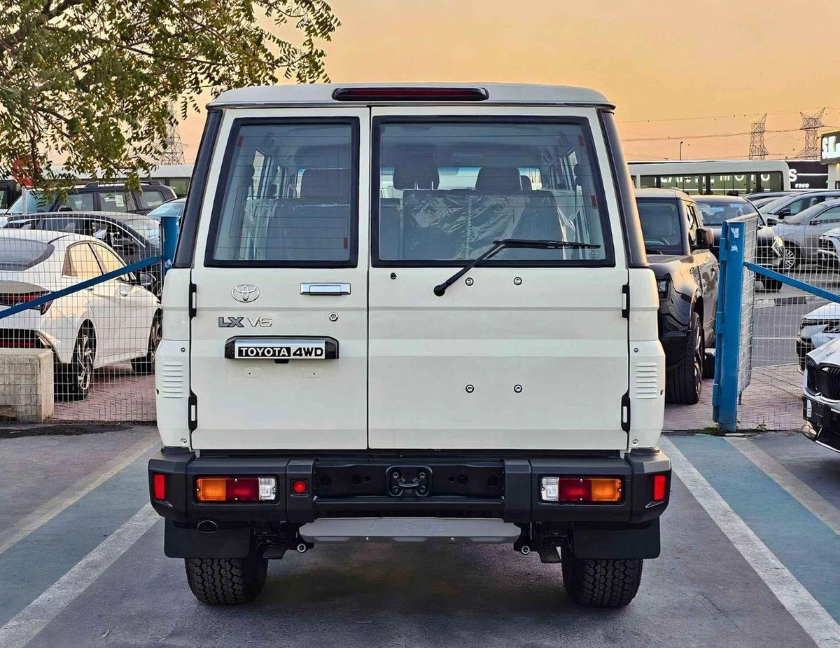 Toyota Land Cruiser 70 LX LC76 5 DOORS / 4.0L V6 PETROL A/T / LEATHER SEATS / DVD+CAMERA/PWR WINDOWS & LOCKS (CODE#H76PAF)-3-0