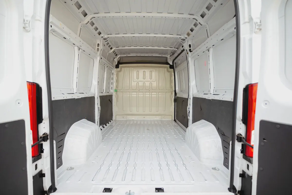Peugeot Boxer L2H2 Delivery Van | GCC Specs | Ref#P18903-6-6