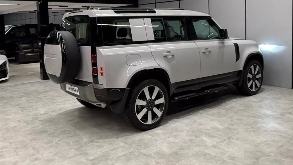 Land Rover Defender 110 S P300 | warranty and service contract-21-0