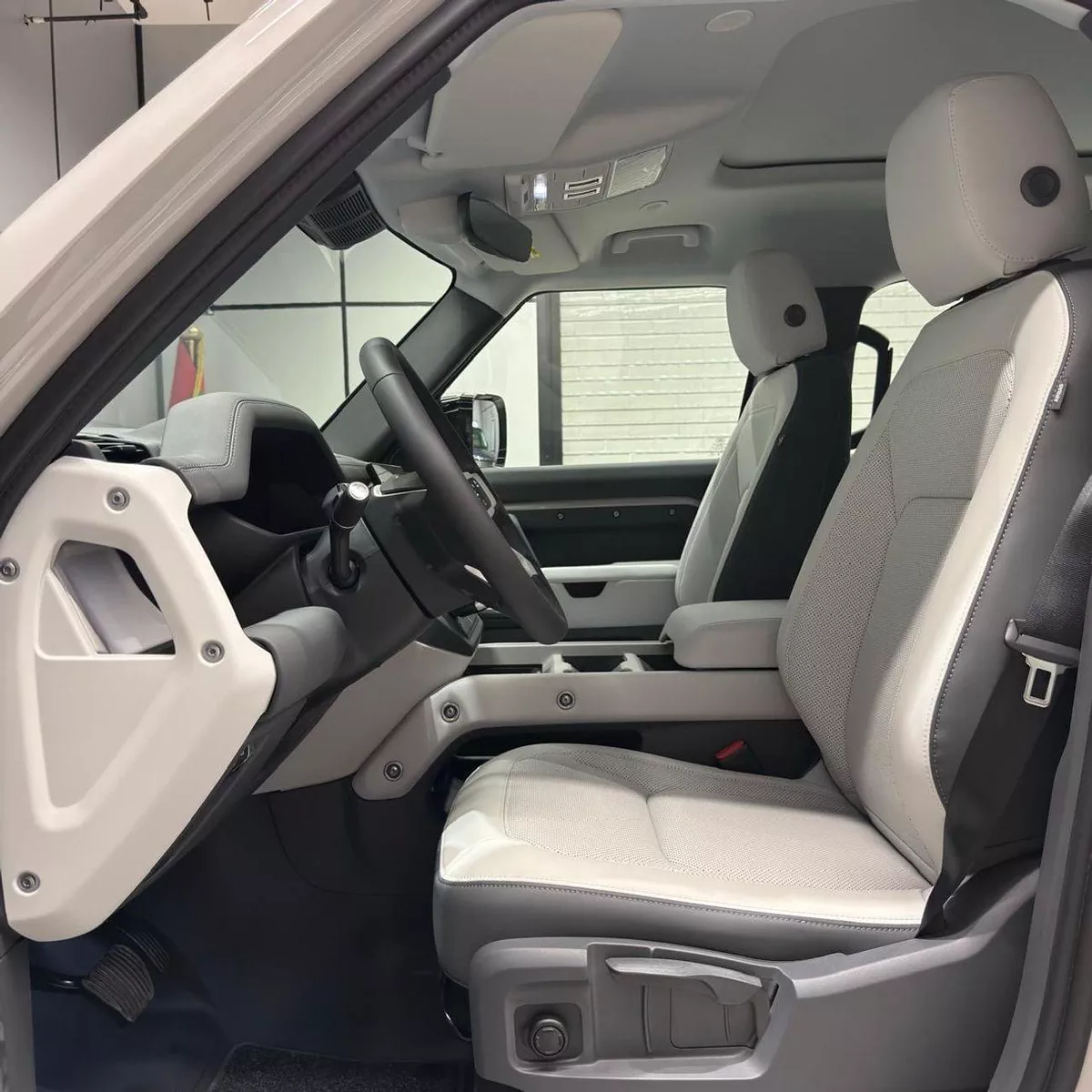 Land Rover Defender 110 S P300 | warranty and service contract-6-0
